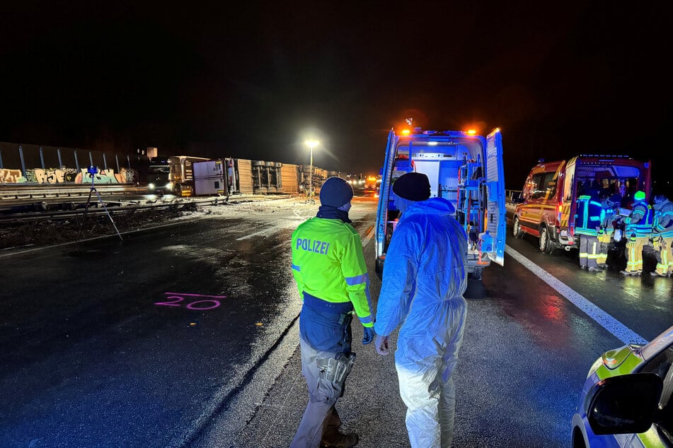 Unfall A2: Drama auf der A2: Lkw stürzt auf Leitplanke, Insasse stirbt