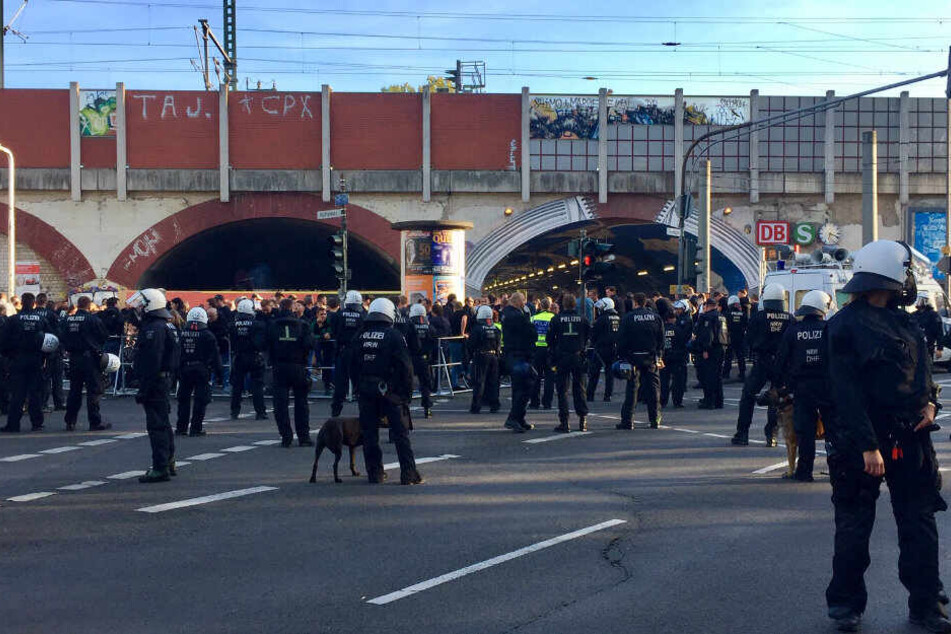 Polizisten bewachen die Heimreise von Gladbach-Fans.