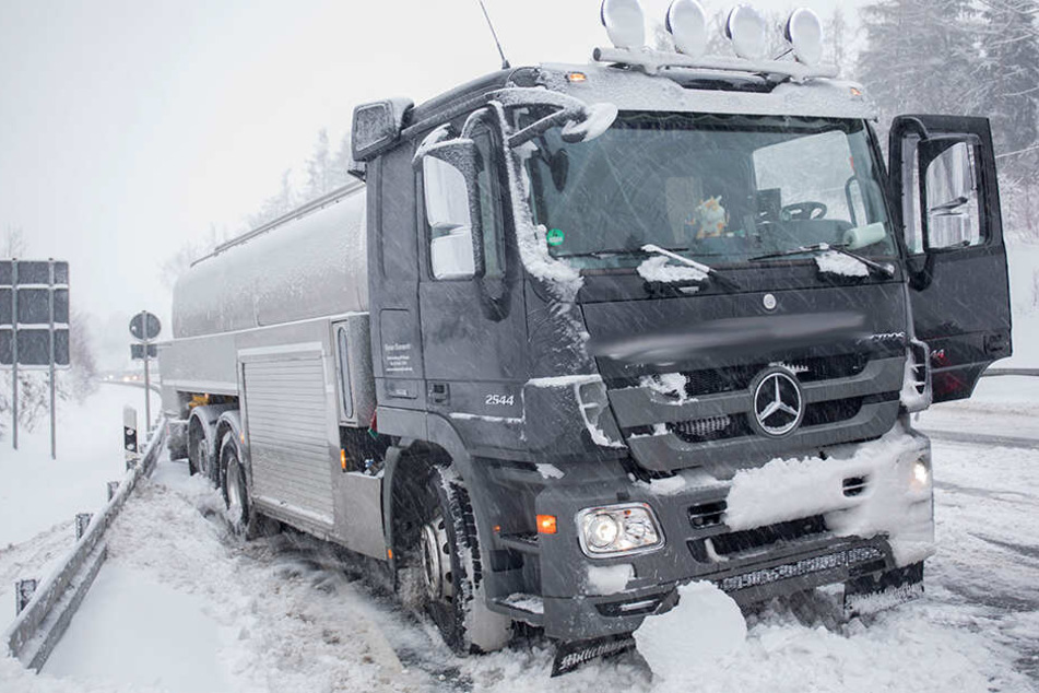 Auf dem Autobahnzubringer zur A72 zwischen Stollberg und dem Abzweig Brünlos standen Laster quer.