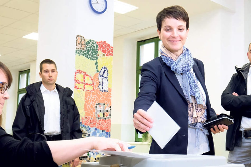 AfD-Chefin Frauke Petry (42) bei der Stimmabgabe in Leipzig. Ihre Partei schnitt besonders in Sachsen stark ab.
