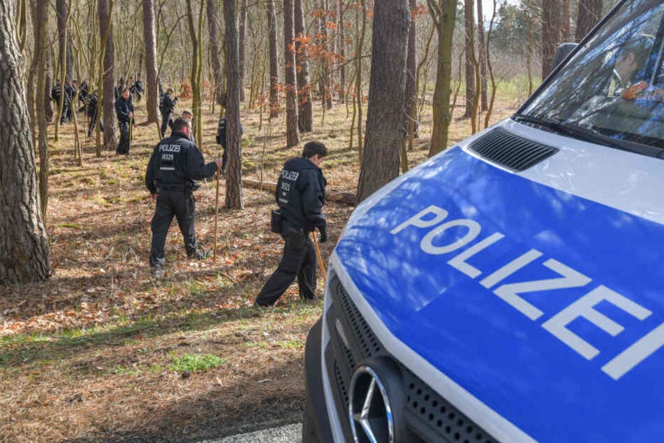Mit langen Stöckern ausgerüstet waren die Polizei im Wald unterwegs. Die siebenstündige Suche blieb erfolglos.