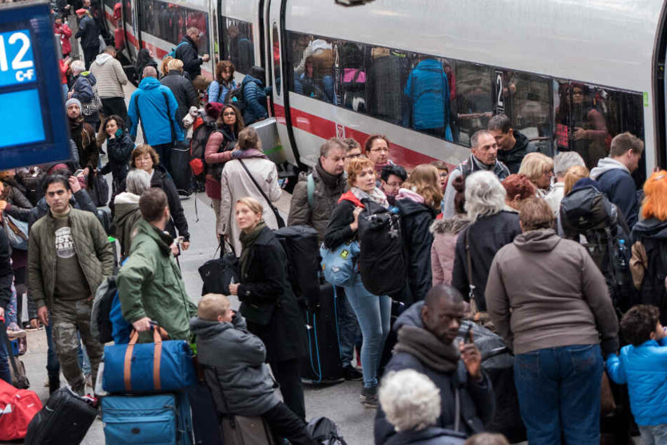 Reisende, die mit der Bahn fahren, müssen mit Verspätungen rechnen. (Symbolbild)