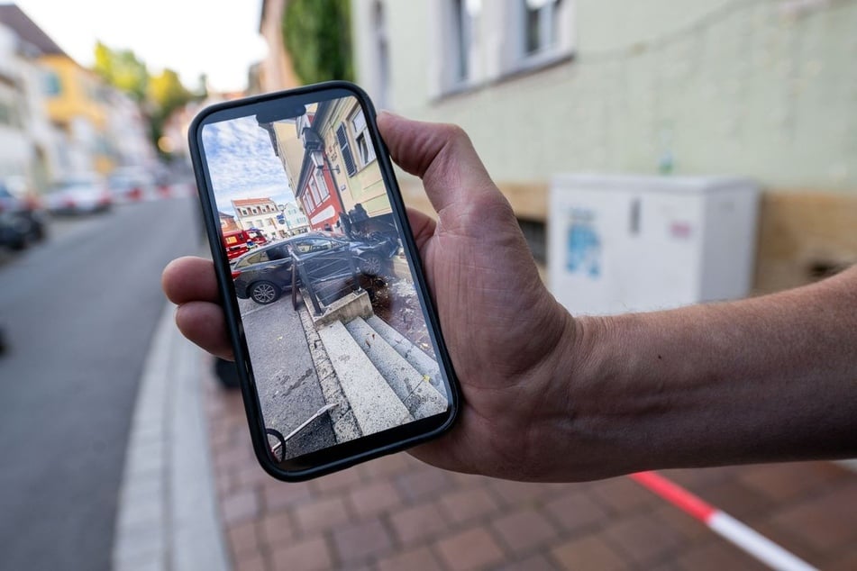 Der Besitzer des Hauses in Bamberg hat auf seinem Handy festgehalten, wie das Auto am Sonntag im Gebäude steckte.