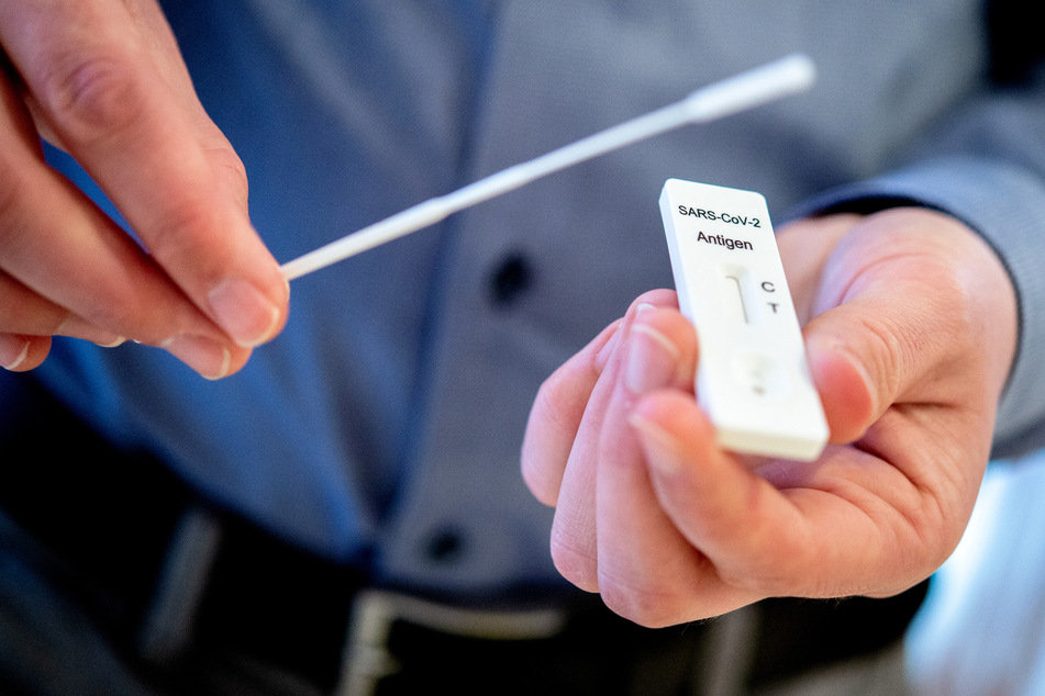 In Sachsen dürfen Alten-, Pflege- und Behinderteneinrichtungen nur noch mit einem negativen Coronatest betreten werden.