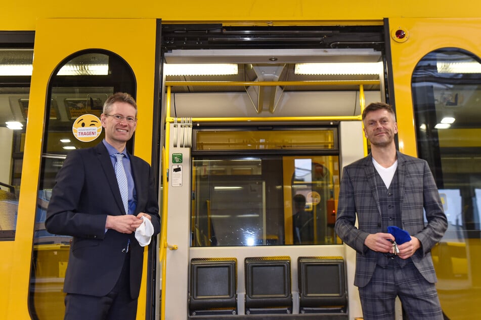 Hereinspaziert? Oder lieber doch nicht: die DVB-Vorstände Andreas Hemmersbach (52, l.) und Lars Seiffert (51).