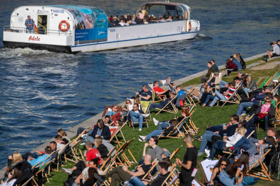 Berliner genießen das tolle Wetter an der Spree.