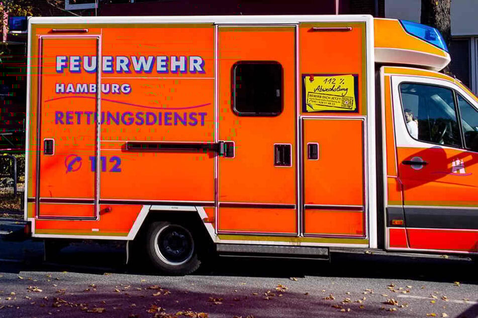 Der Rettungsdienst musste den Verletzten ins Krankenhaus bringen. (Symbolbild)