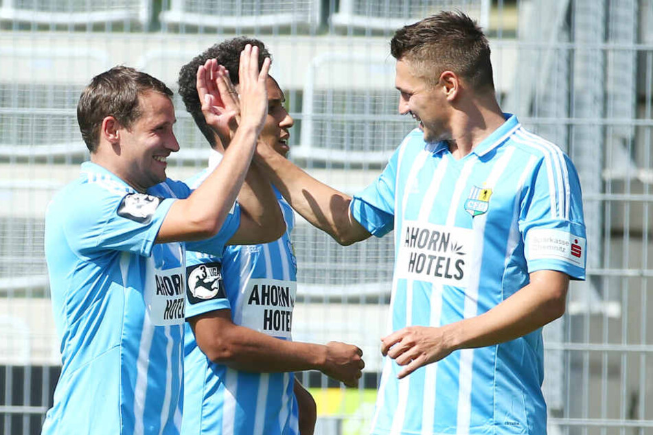 Da war die Welt noch in Ordnung: Anton Fink (links)
freut sich mit Daniel Frahn über das 2:0.