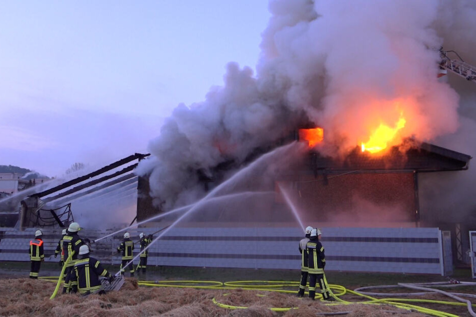 Noch in den frühen Morgenstunden züngelten Flammen aus den Fenstern des Hauses.