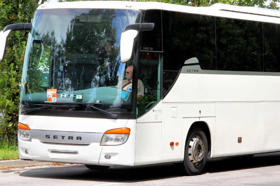 Eine führerloser Reisebus hätte beinahe für eine Katastrophe gesorgt. (Symbolbild)