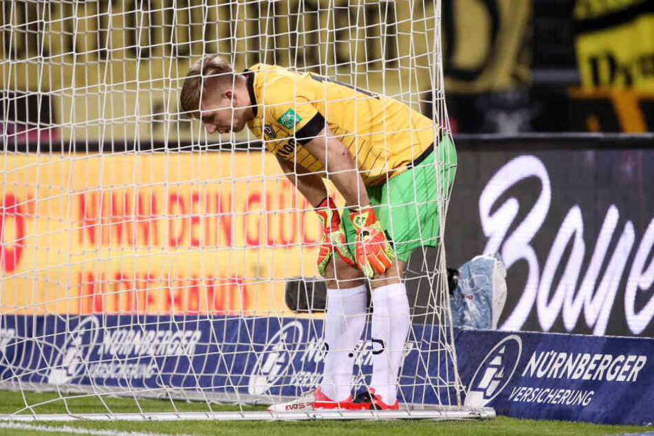 Dynamo-Keeper Kevin Broll stützt sich frustriert auf seine Knie.