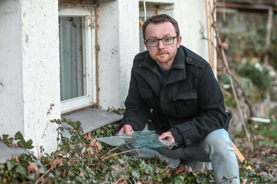 Laubenbesitzer Andreas Hilger (35) ärgert sich über den Schaden, den die Einbrecher hinterließen.