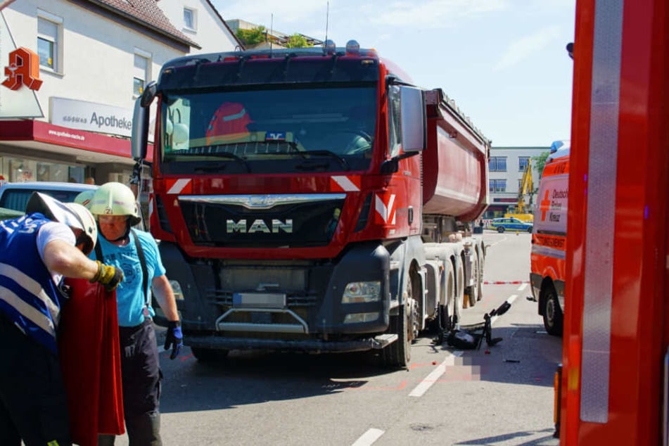 Einsatzkräfte der Feuerwehr und des Rettungsdienstes vor Ort.