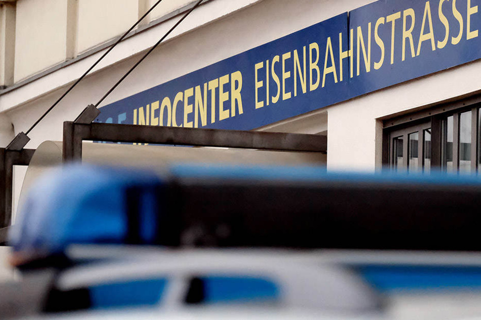 Als die Polizisten ankamen, ging der 31-Jährige auch auf sie los. (Symbolbild)