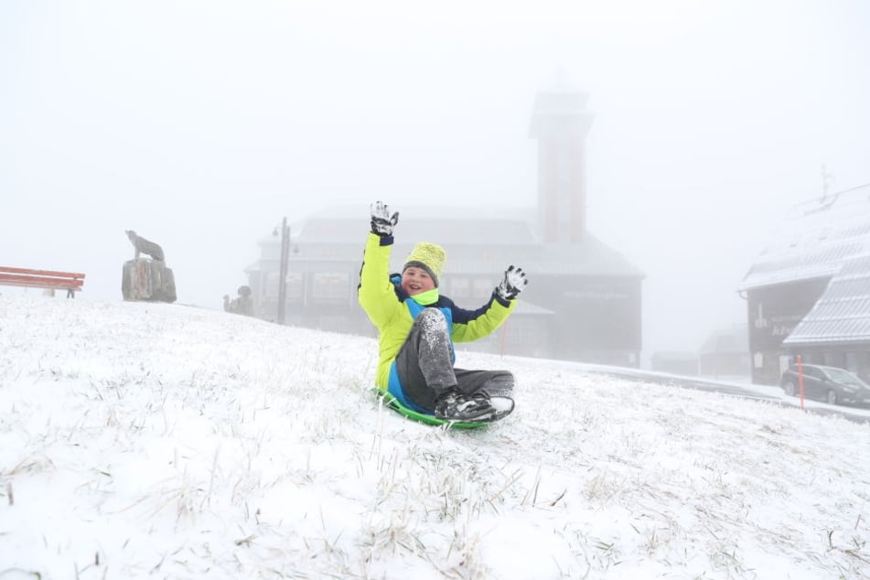 Der Schnee reicht sogar schon für eine Runde Schlittenfahren.