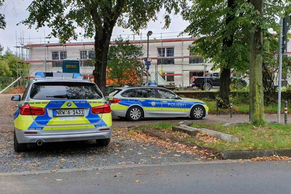 Polizei und Ordnungsamt der Stadt Köln sperrten den Fundort an der Kapellenstraße in Köln-Kalk ab.