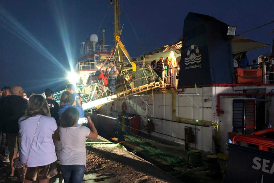 Sea Watch im Hafen von Lampedusa.