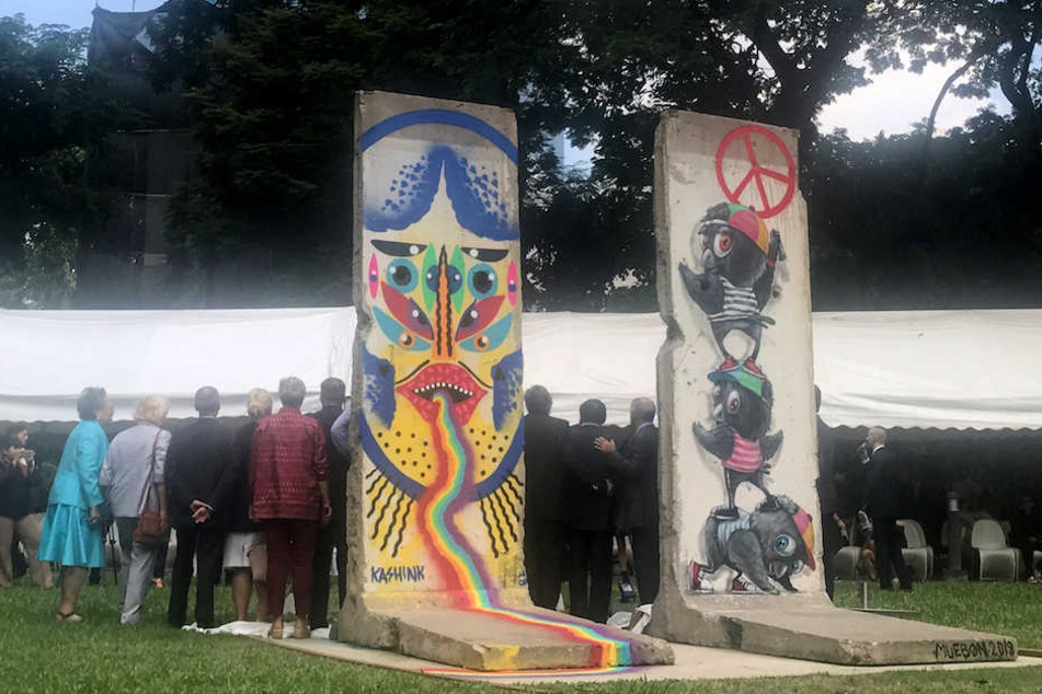 Zahlreiche Gäste kamen zur Enthüllung der beiden Mauerstücke in den Garten der deutschen Botschaft in Bangkok.