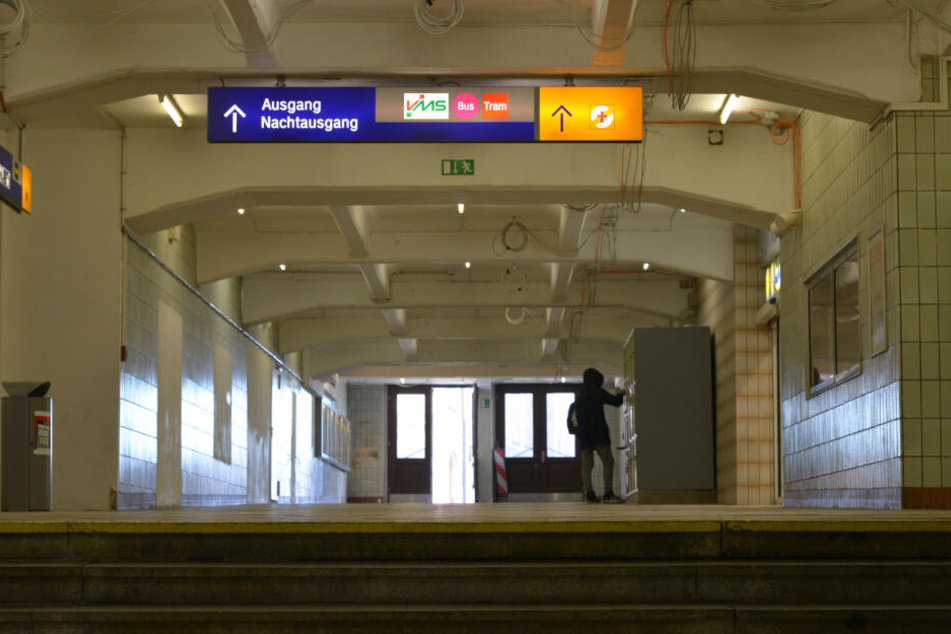 Der Tunnel zu den Bahnsteigen soll bis zur Dresdner Straße verlängert werden. Bislang fand sich keine Baufirma.