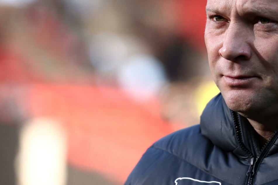 Der Berliner Trainer Pal Dardai steht vor Spielbeginn auf dem Platz.