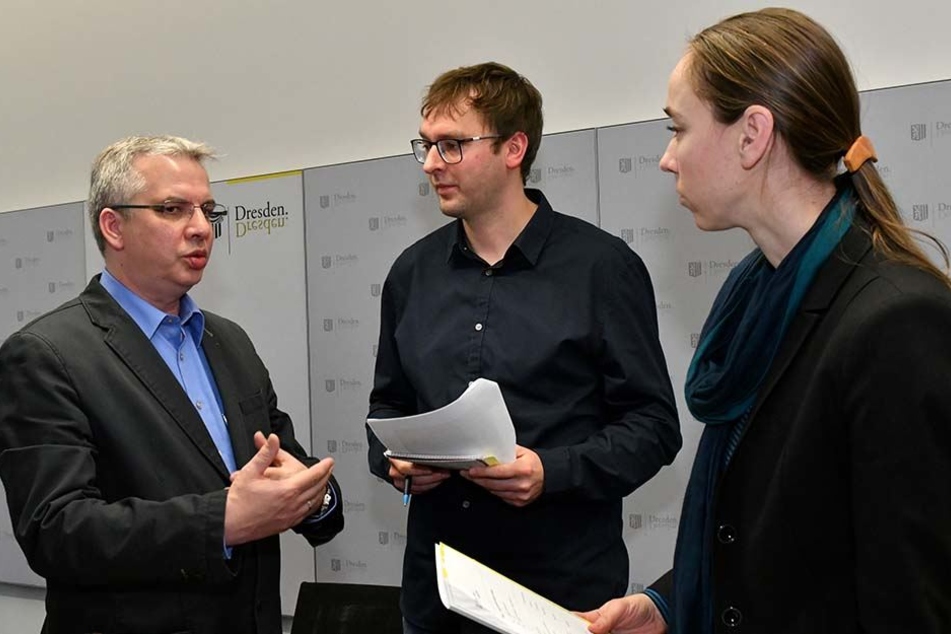 Gesundheitsbürgermeisterin Kristin Kaufmann (41, Linke) und Gesundheitsamtsleiter Jens Heimann (46, li.) im Gespräch mit MOPO-Reporter Hermann Tydecks (34).