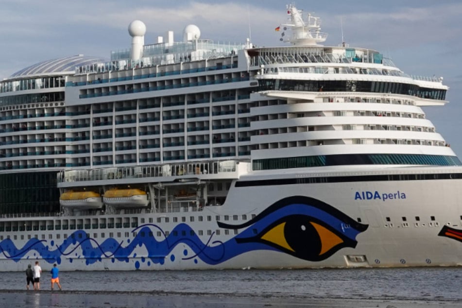 Schock in Frankreich: Sturm reißt AIDA-Schiff los, Kollision mit Hafenmauer