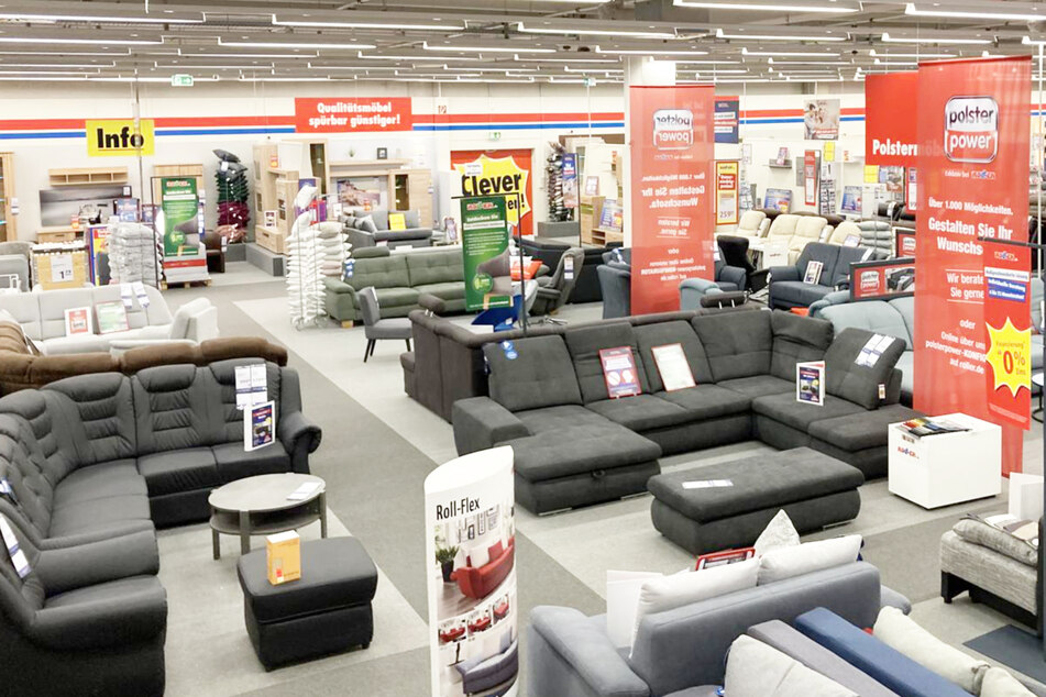 Diese Sofas wollen gerne bei Euch im Wohnzimmer stehen und sind deswegen super günstig.