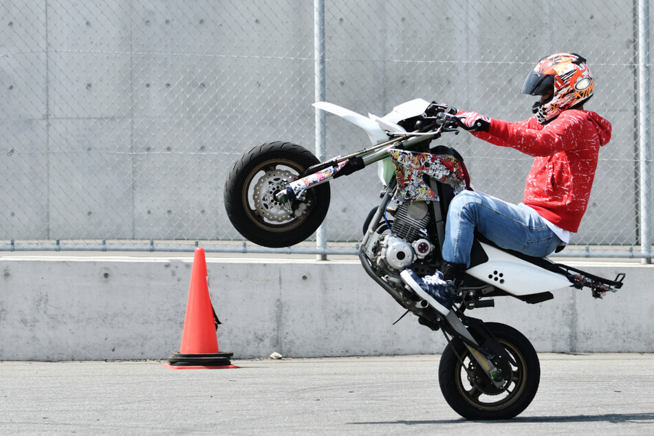 Motorrad-Stunt geht schief: "Wheelie" wird 18-Jährigem zum Verhängnis