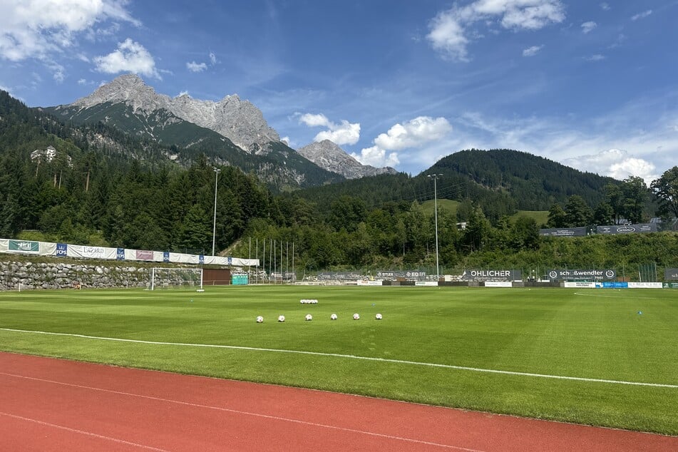 Die Saalfelden Arena liegt direkt vor einem beeindruckenden Bergpanorama.