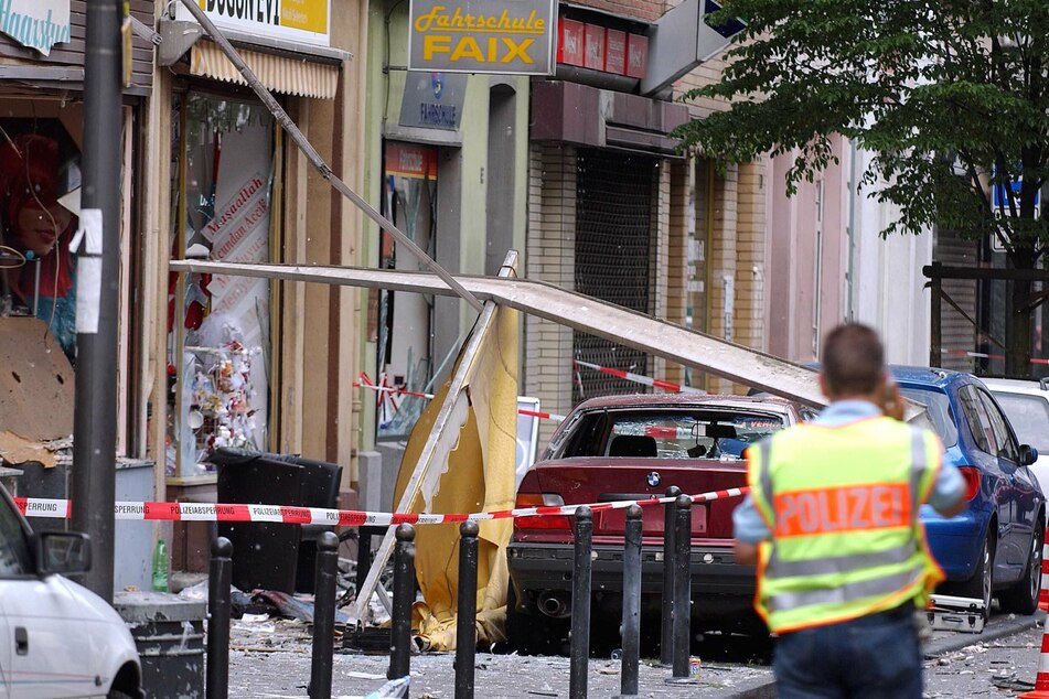 Am 9. Juni 2004 sichert ein Polizist die Spuren der Explosion in der Keupstraße im Stadtteil Mülheim. 17 Jahre sind seither vergangen. Nun soll es ein Denkmal geben.
