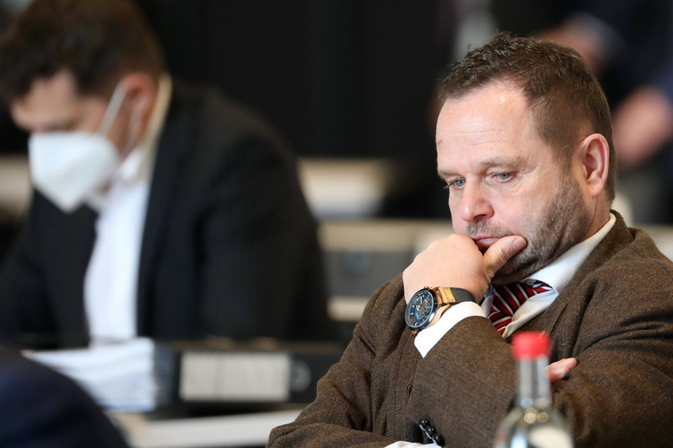Eigene Verleumdungs-Anzeige bearbeitet? AfD-Politiker droht Entlassung als Polizist