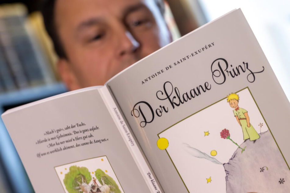 Den Literaturklassiker "Der kleine Prinz" gibt es jetzt auch auf Erzgebirgisch.