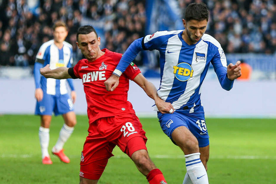 Ellyes Skhiri (l.) vom 1. FC Köln kämpft gegen Berlins Marko Grujic um den Ball.