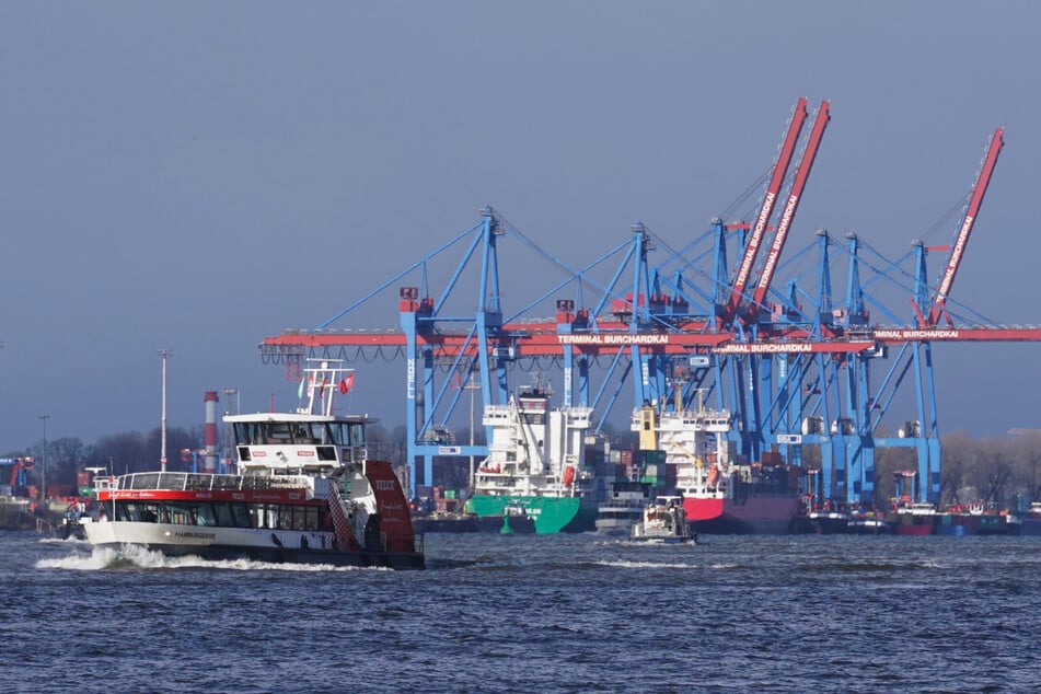 Bei den Fähren im Hamburger Hafen gibt es am Montag viele Ausfälle. (Symbolbild)