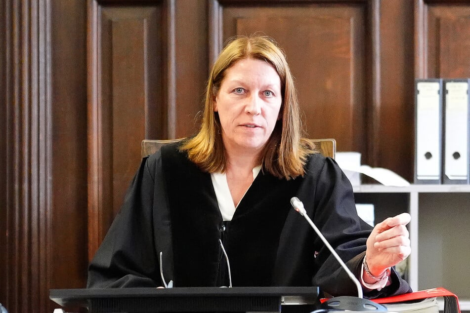 Richterin Isabel Hildebrandt leitet den Prozess und hat alle Hände voll zu tun.