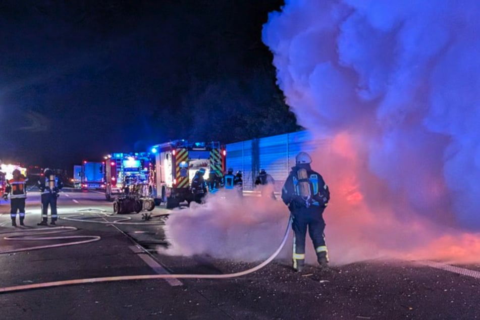 Ein am Unfall beteiligtes Auto ging in Flammen auf.