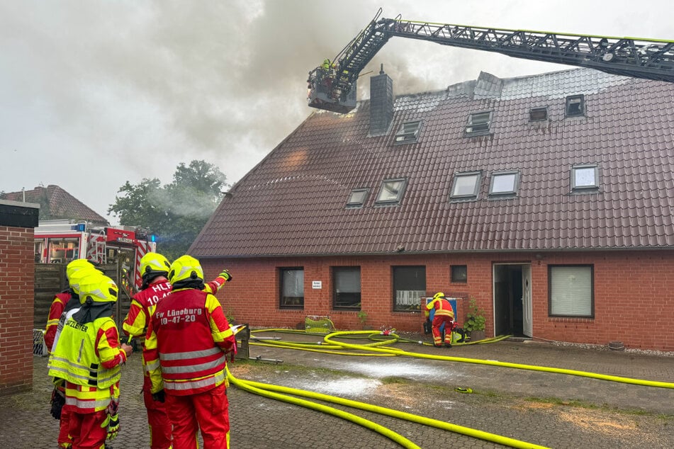 Die Feuerwehr kämpfte am Dienstagabend gegen die Flammen in einem Haus in Lüneburg.