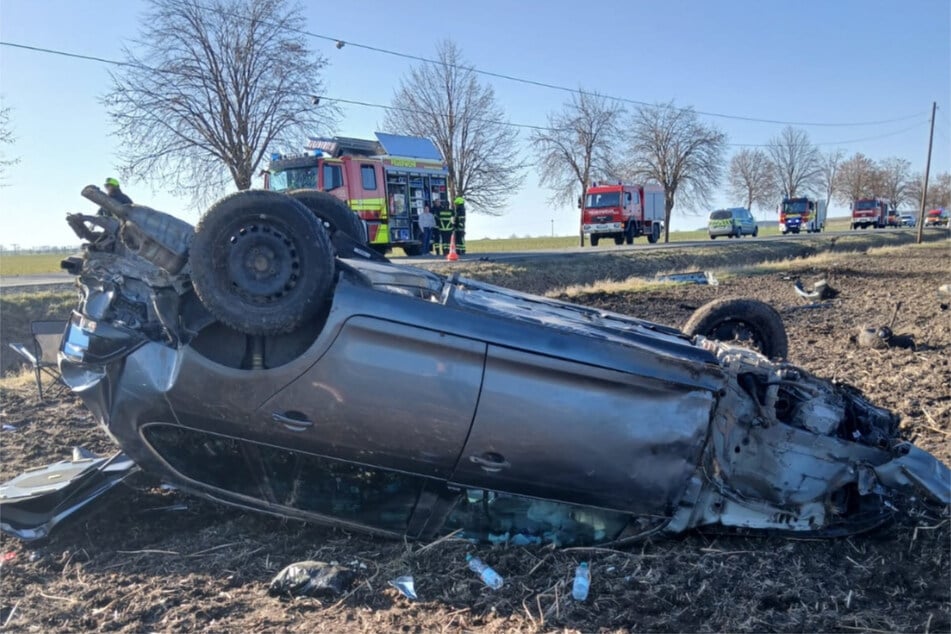 Zwei Fahrzeuge überschlugen sich auf einem Acker.