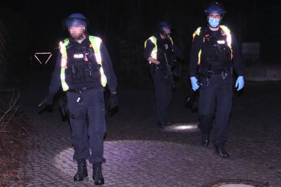 Schwer bewaffnete Polizeibeamte durchsuchten die nähere Umgebung.