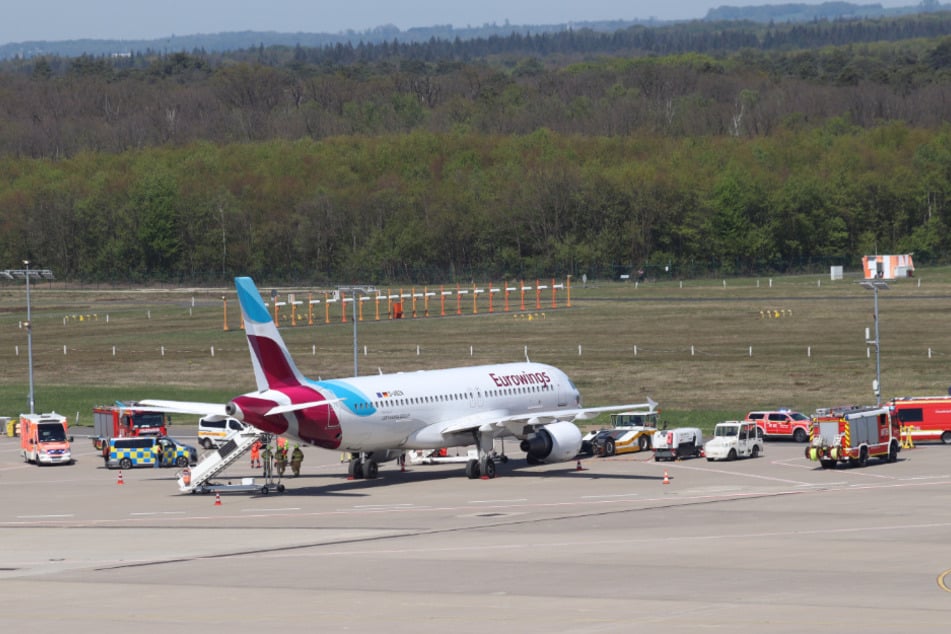 Unmittelbar nach dem Abbruch des Starts rauschten Feuerwehrkräfte an, um die Triebwerke der Maschine zu untersuchen.