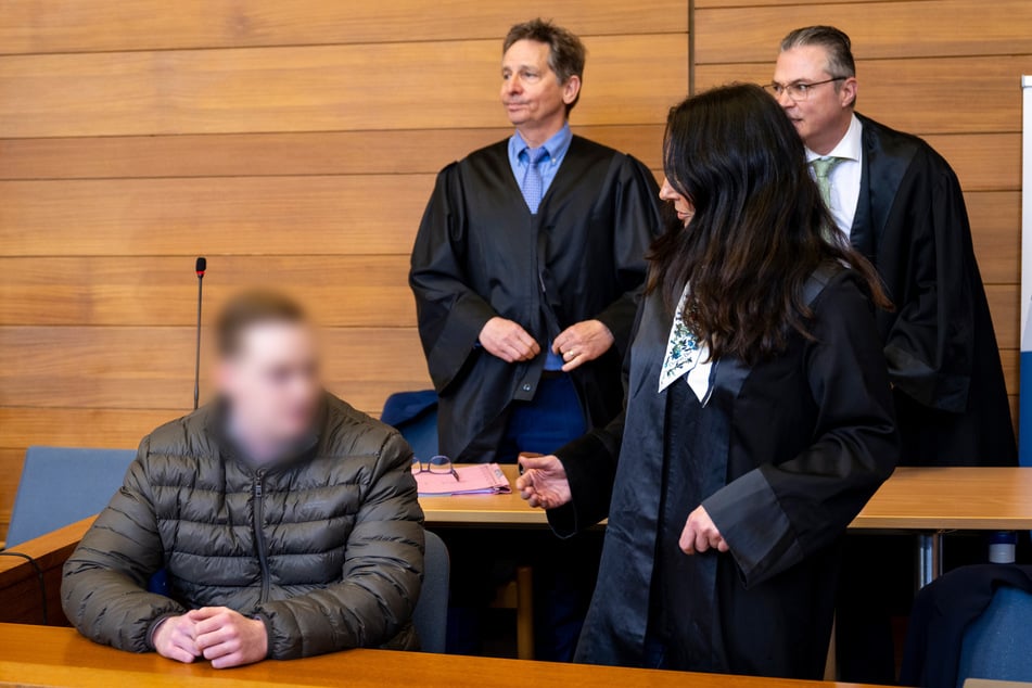 Der Angeklagte (l.) im Prozess um den Tod der Studentin Hanna sitzt neben seiner Rechtsanwältin Regina Rick im Gerichtssaal des Landgerichts Traunstein.