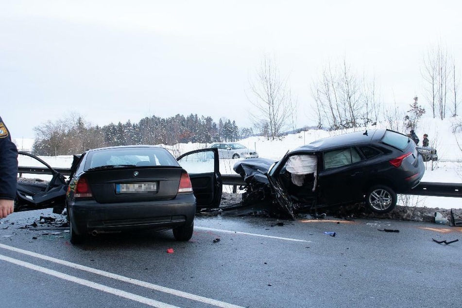 Für einen 55 Jahre alten BMW-Fahrer kam nach einem Unfall auf der Bundesstraße 12 in Bayern jede Hilfe der Retter zu spät.