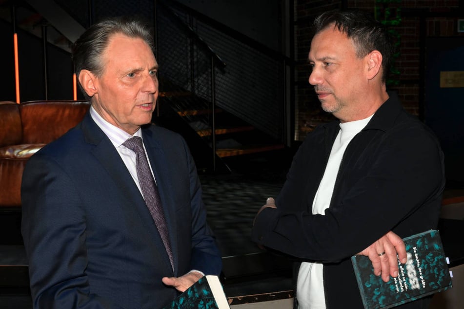 Jo Gerner (l.) freut sich über die private Lesung mit Sebastian Fitzek.
