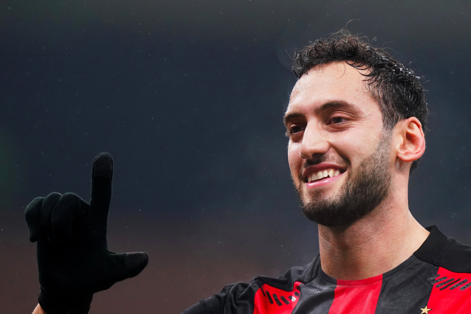 Ex-Bundesliga-Profi Hakan Calhanoglu (27) kickte zuletzt vier Jahre für die AC Mailand und war bei den Rossoneri der Spielgestalter.