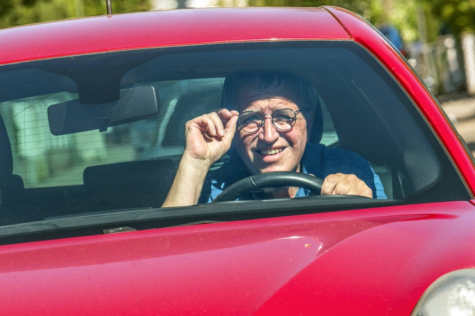 Der traut seinen Augen kaum: Der Sprit zurück über der 2-Euro-Marke.