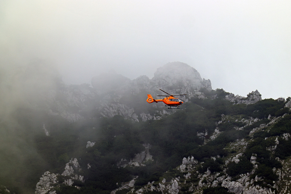 Bei dichtem Nebel versuchte die Hubschrauber-Pilotin einen geeigneten Platz zur Abseilung zu finden.