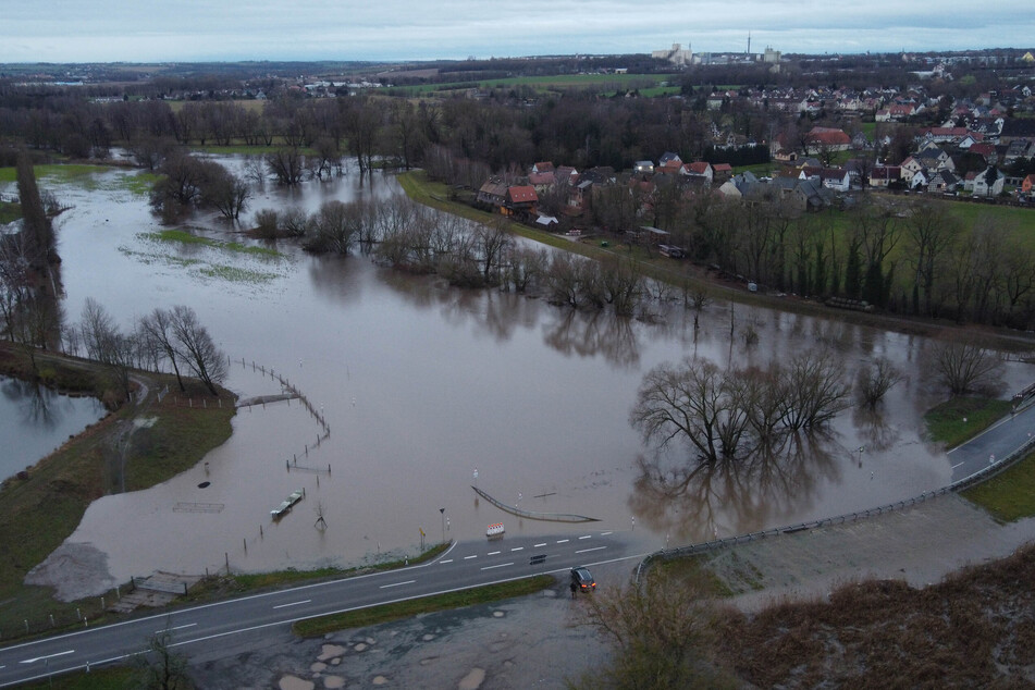 Die B7 ist im Landkreis Altenburger Land überflutet. Auch die in der Nähe befindliche L1353 musste gesperrt werden.