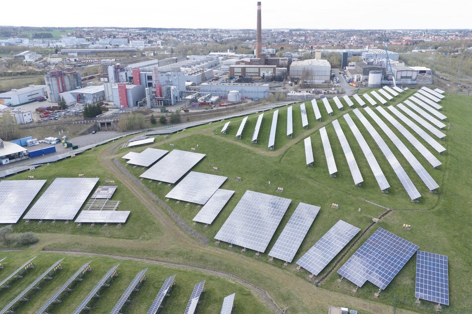 Zahlreiche Solarpaneele stehen vor dem Werk von Meyer Burger in Freiberg. Landrat Neubauer kämpft um den Erhalt des Standortes.