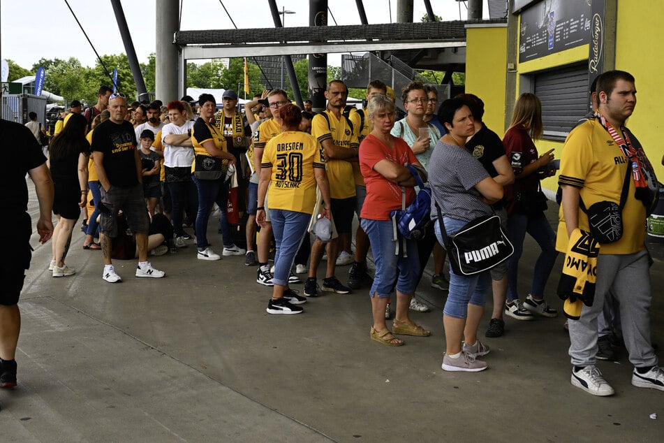 Dynamo-Fans bei der Saisoneröffnung am Sonntag. Am Mittwoch startete der Kartenvorverkauf für das erste Heimspiel.