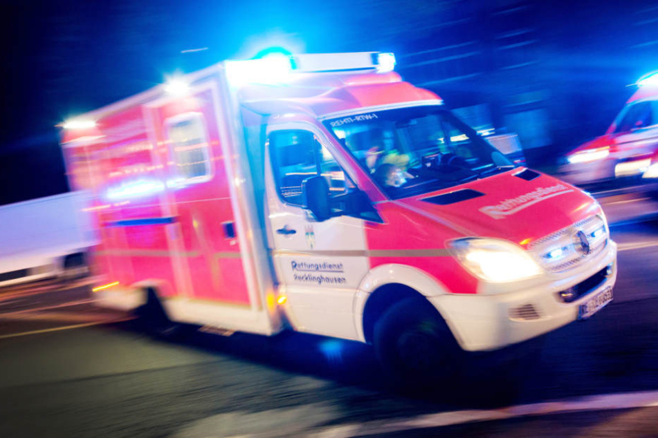 Ein zur Unfallstelle bestellter Rettungswagen brachte die 55-Jährige in eine Klinik. (Symbolbild)